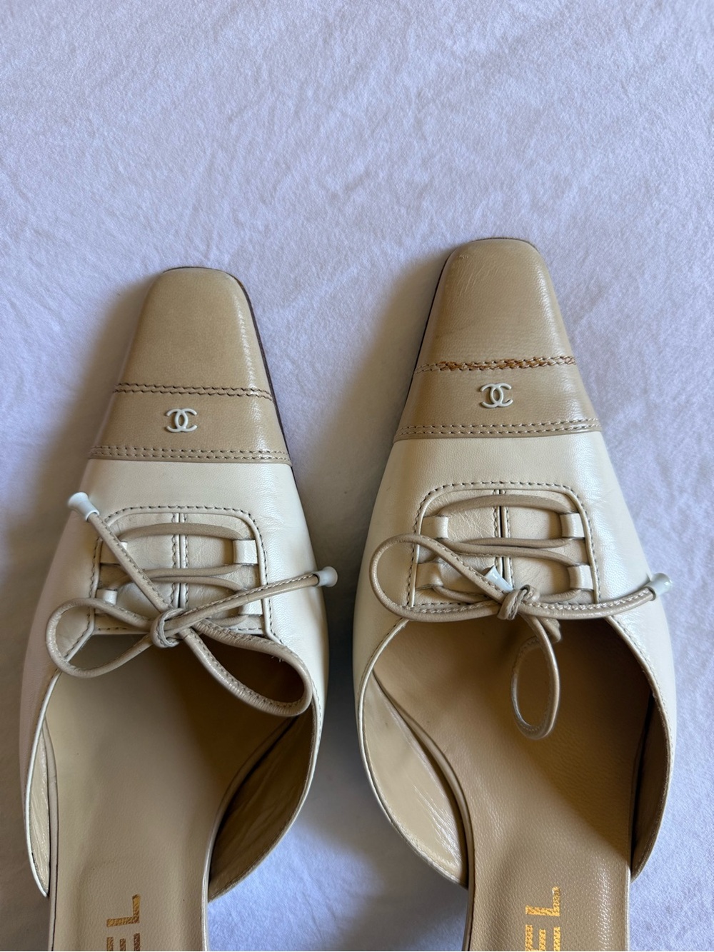 CHANEL Vintage Rare Cream and Beige Leather Pointed Mule with Bow and CC logo - Picture 2 of 13